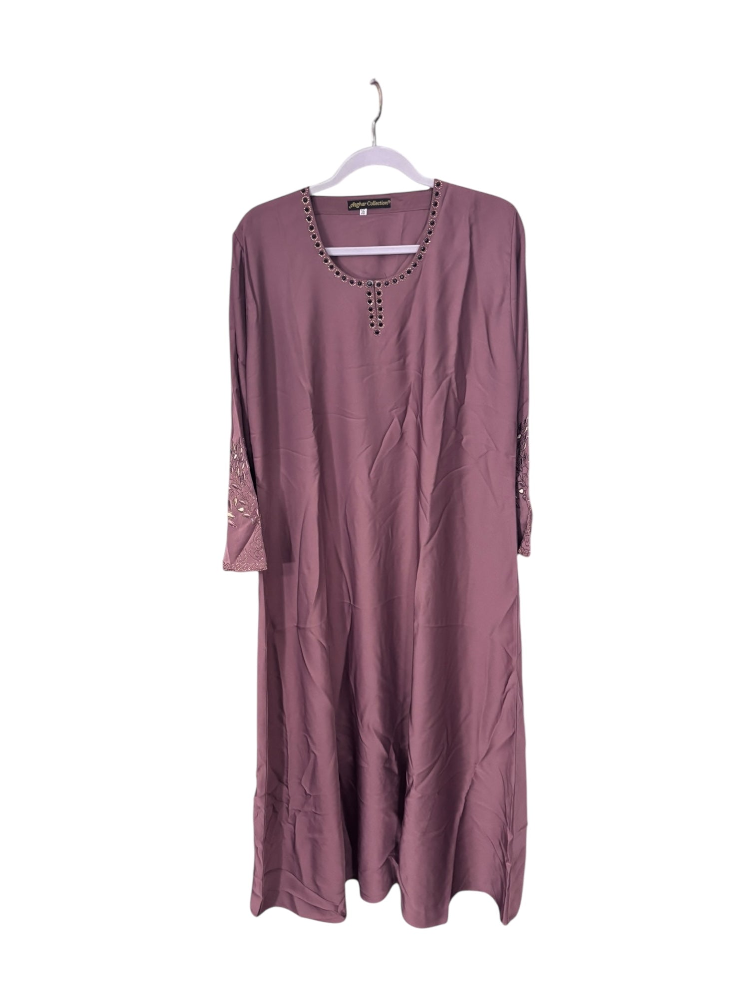 Women’s black abaya by Saree Ghor Charlotte featuring modest Islamic dress with flowing fabric and elegant design.