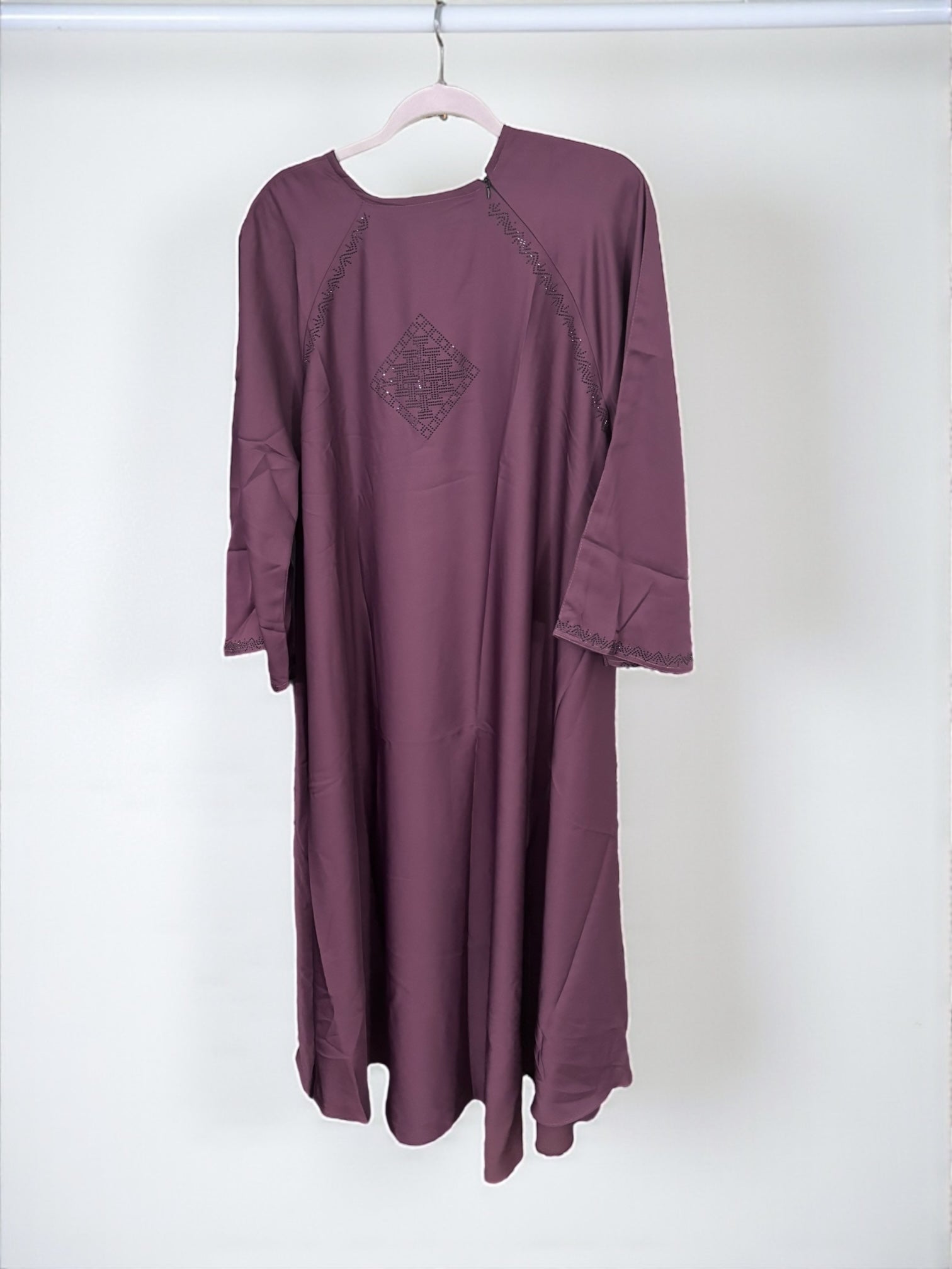 Women’s black Abaya by Saree Ghor Charlotte featuring modest Islamic dress with flowing fabric and elegant design.