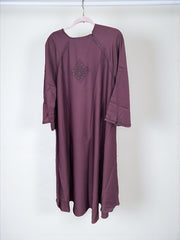 Women’s black Abaya by Saree Ghor Charlotte featuring modest Islamic dress with flowing fabric and elegant design.