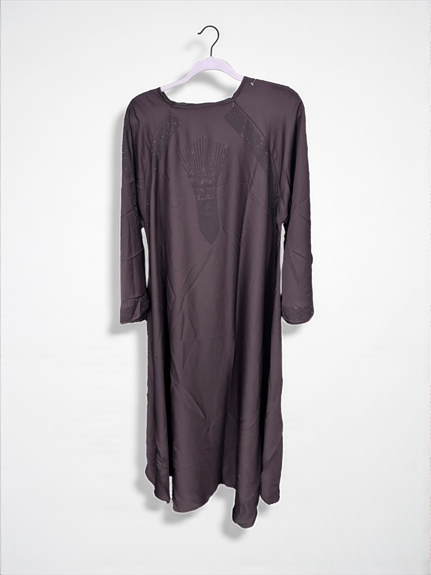 Women’s black abaya by Saree Ghor Charlotte, modest Islamic dress with flowing fabric and elegant design, suitable for religious occasions.