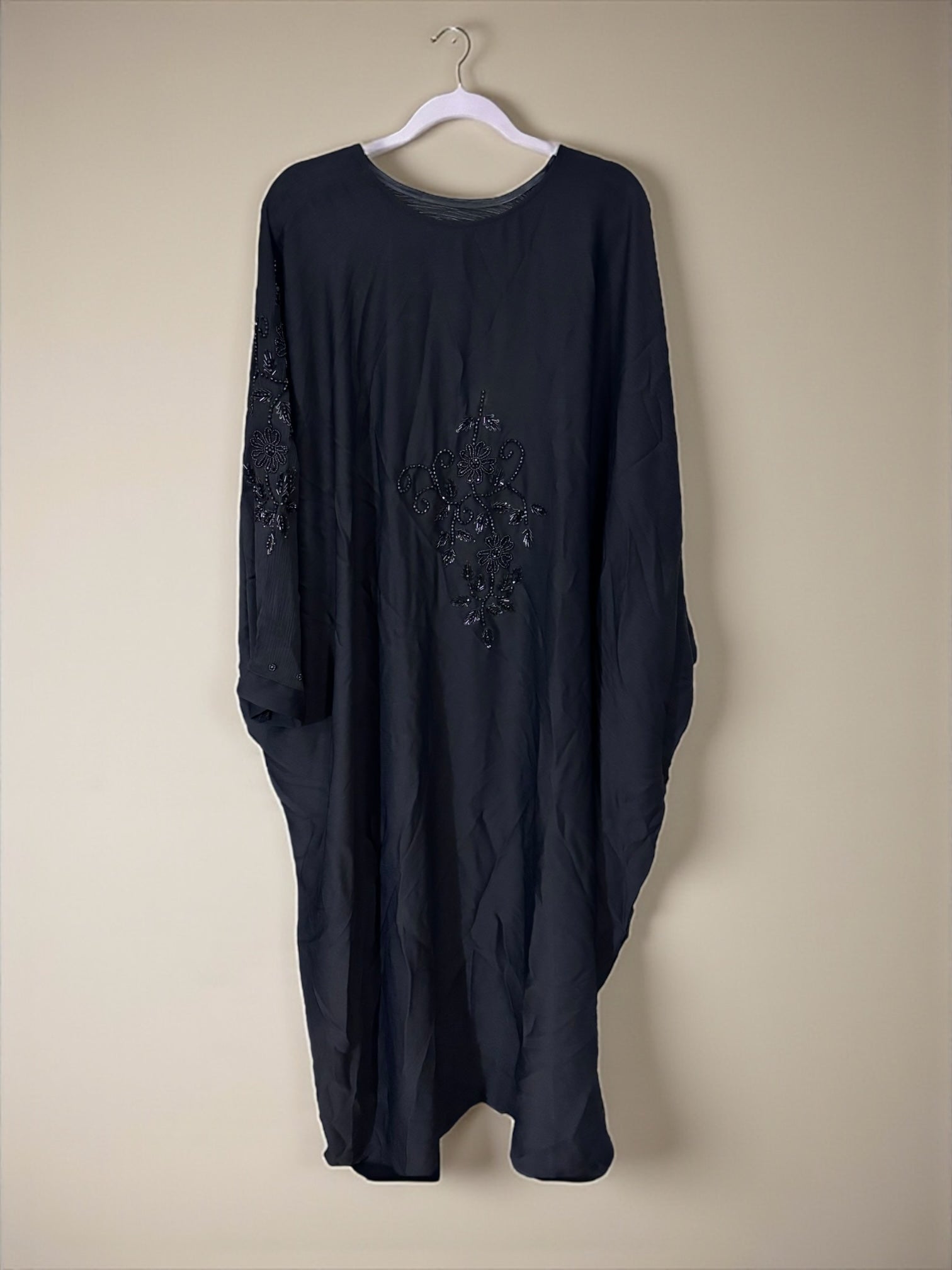 Women’s black kaftan abaya by Saree Ghor Charlotte featuring modest Islamic dress with flowing fabric and elegant design.