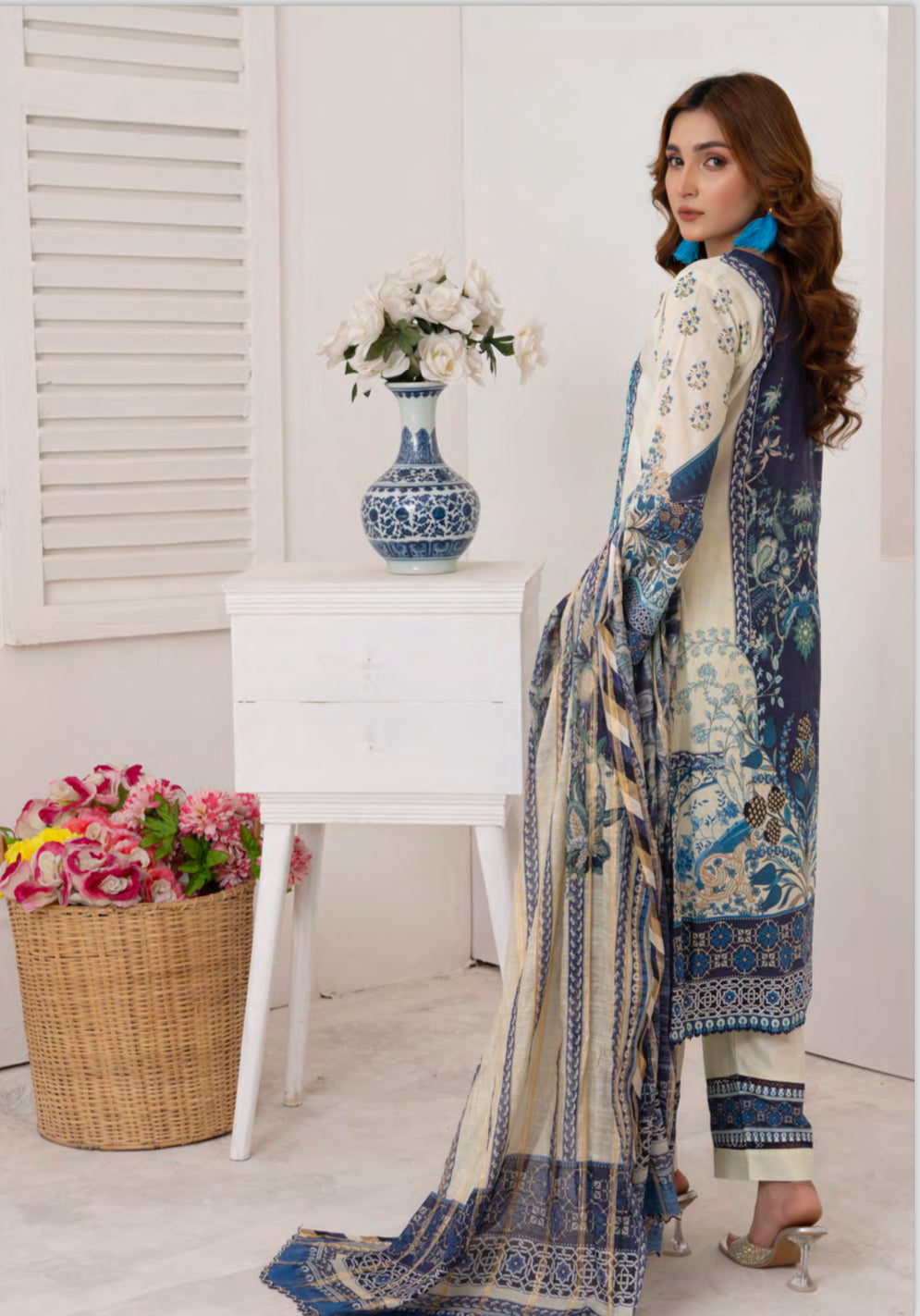 Traditional Pakistani Salwar Kameez Suit - D04