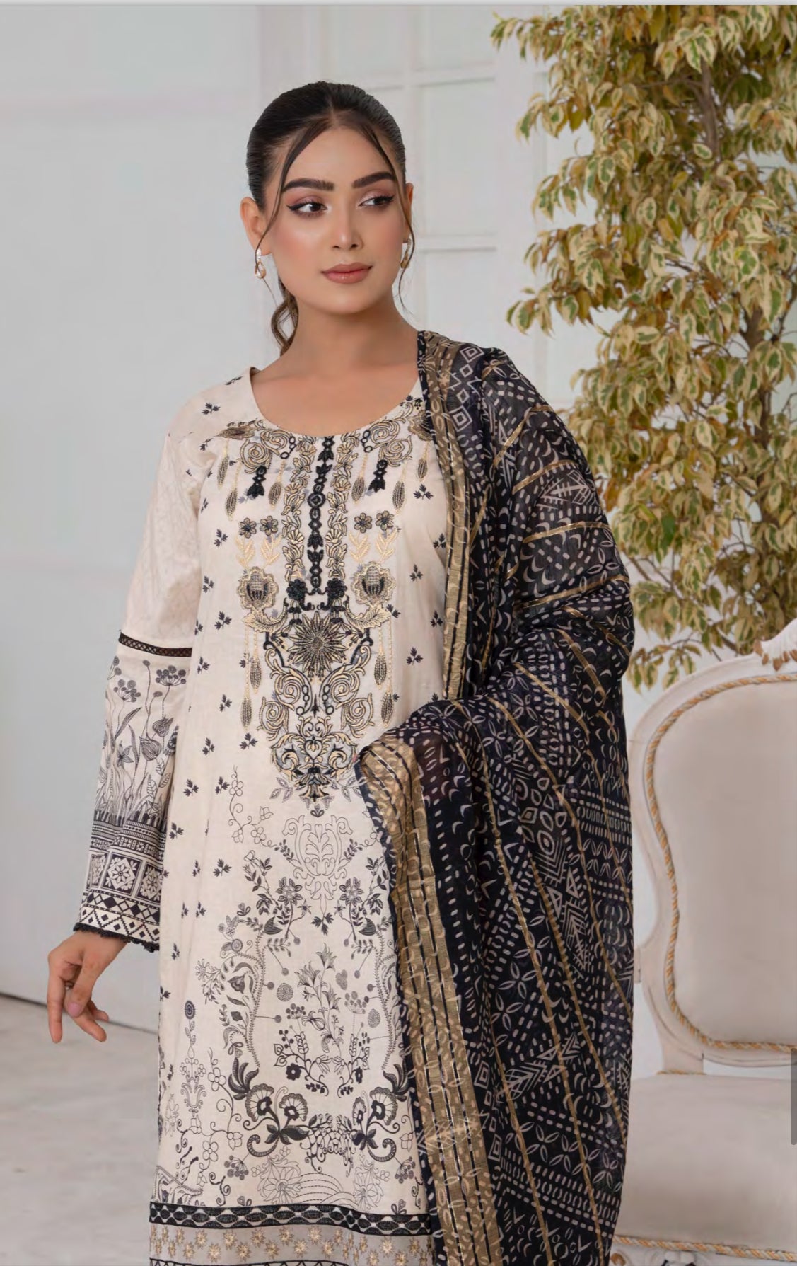 Traditional Pakistani Salwar Kameez Suit - D06