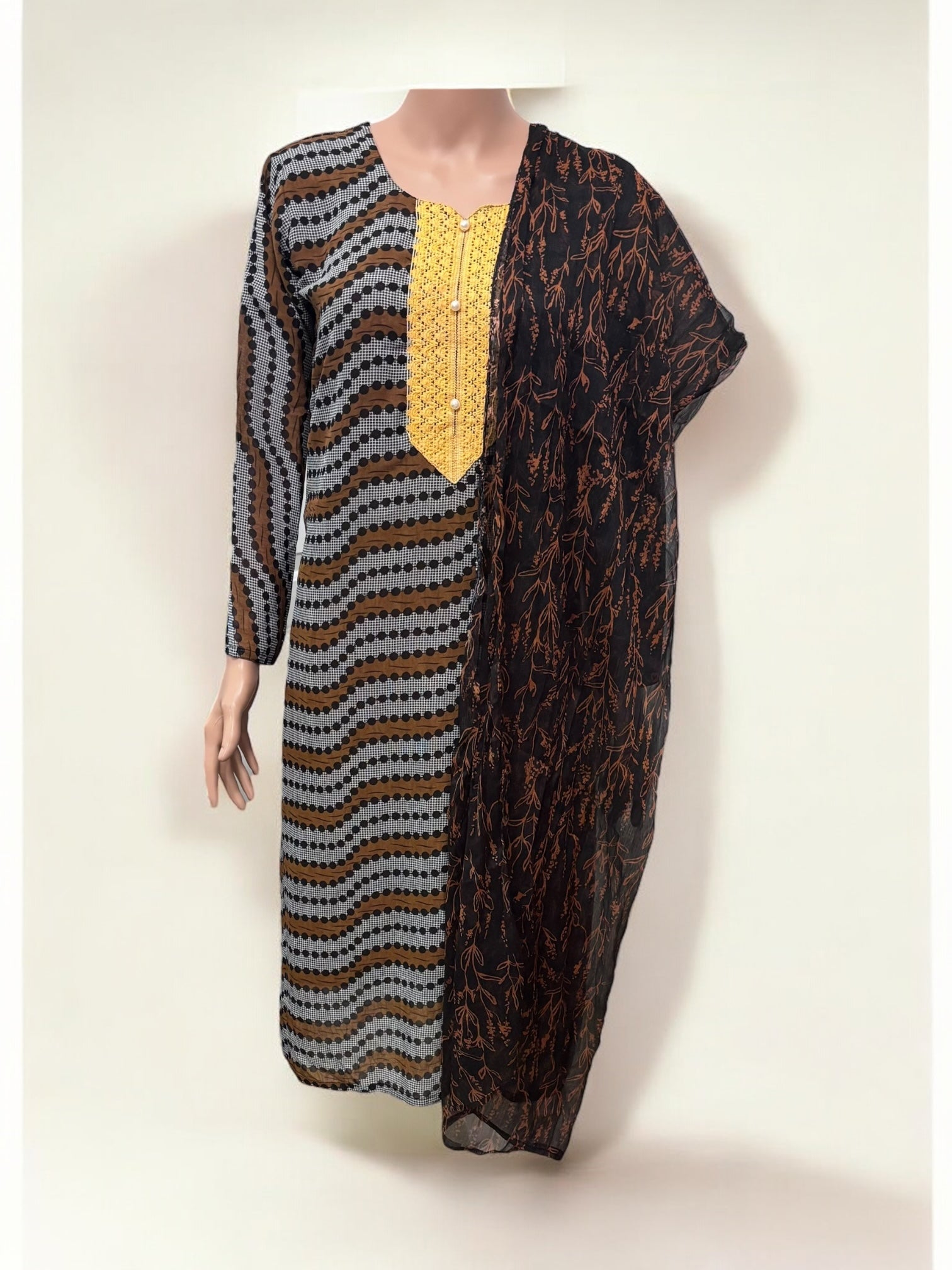 Traditional Saree Ghor Charlotte salwar kameez with kurti and dupatta, showcasing ethnic wear for women.